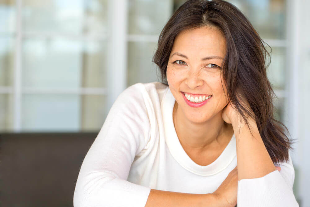 Beautiful woman in her 40s, smiling
